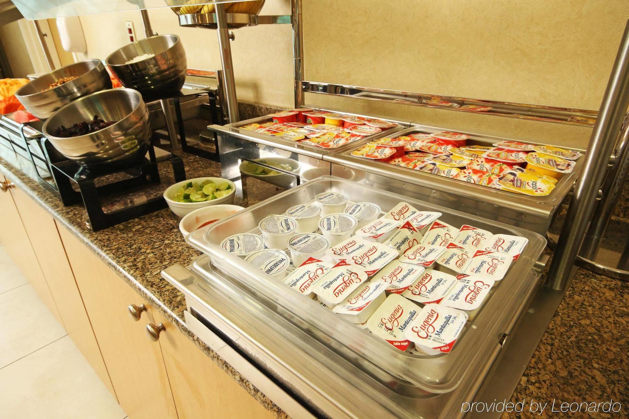Istay Hotel Ciudad Juárez Exterior foto A condiment bar at a restaurant